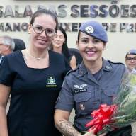 Cabo da PM de Andradina Renata recebe buque de rosas durante entrega de Título de Mulher Cidadã em Andradina