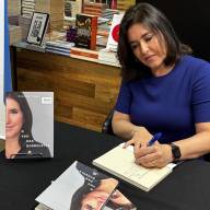 Simone Tebet faz sessão de autógrafos de livro biográfico em Campo Grande