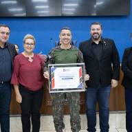 Vereadores de Três Lagoas prestigiam troca de comando da Polícia Ambiental e entregam títulos para militares