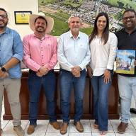 Prefeito de Guaraçaí recebe assessores de Itamar Borges e Guilherme Piai confirmando conquista de caminhão-pipa