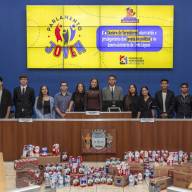 Parlamento Jovem de Três Lagoas arrecada mais de mil litros de leite para idosos