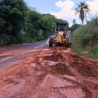 Limpeza de vicinais reforça segurança no acesso a bairros rurais de Andradina