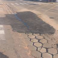 REPARO NO ASFALTO É REALIZADO NA RUA PAULO MARIN ESQUINA COM AVENIDA BANDEIRANTES EM ANDRADINA