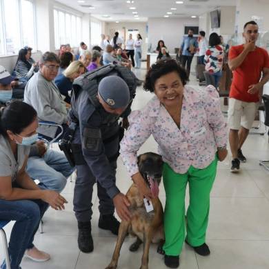EM PRESIDENTE PRUDENTE, CÃO DO CANIL DO 8º BAEP LEVA CARINHO E ESPERANÇA A PACIENTES DO HOSPITAL DE ESPERANÇA