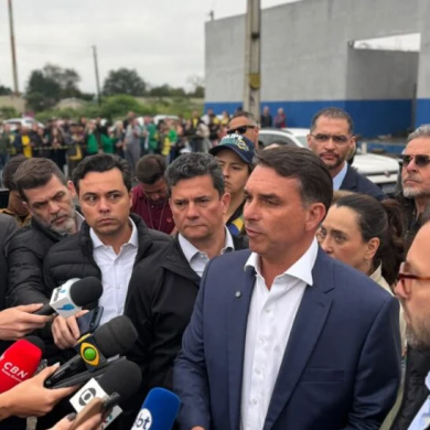 Flávio Bolsonaro visita Filipe Martins em prisão no Paraná e critica Alexandre de Moraes