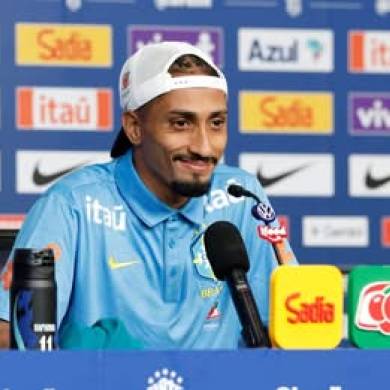 Raphinha revela como a infância humilde, os animais e o apoio da família ajudaram a superar crises no futebol