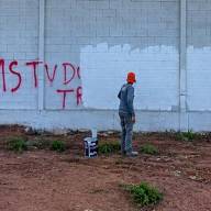 “Sobrou pra mim”: Pintor de Três Lagoas cobre pichação atribuída a facção e vídeo viraliza na internet