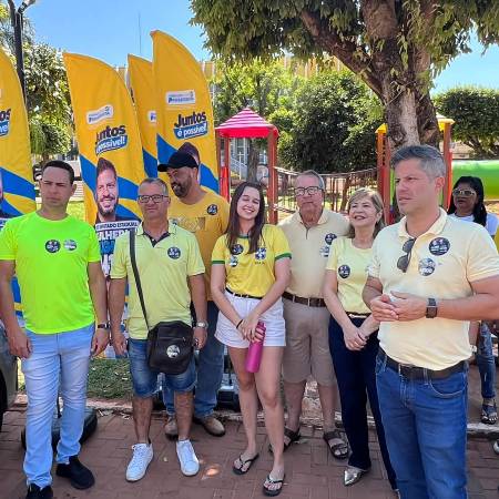 Comerciantes de Andradina recebem visita de Guilherme Pugliese durante caminhada pelo centro