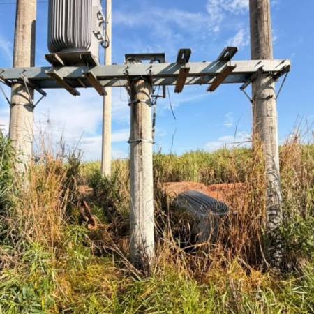 Criminosos atacam rede elétrica e furtam cobre de regulador de tensão em Mirandópolis