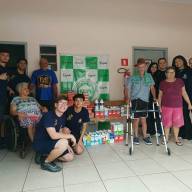Em Andradina Alunos do Colégio Stella Maris Anglo visitam idosos do Asilo São Vicente de Paula em ação de solidariedade