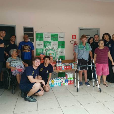 Em Andradina Alunos do Colégio Stella Maris Anglo visitam idosos do Asilo São Vicente de Paula em ação de solidariedade