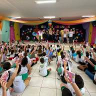 POLÍCIA CIVIL E GRUPO MENSAGEIROS DA ALEGRIA DISTRIBUEM BRINQUEDOS E DOCES A CRIANÇAS NA REGIÃO DE DRACENA