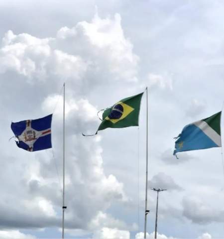 Bandeiras rasgadas na entrada de Três Lagoas expõem descaso da administração com símbolos oficiais