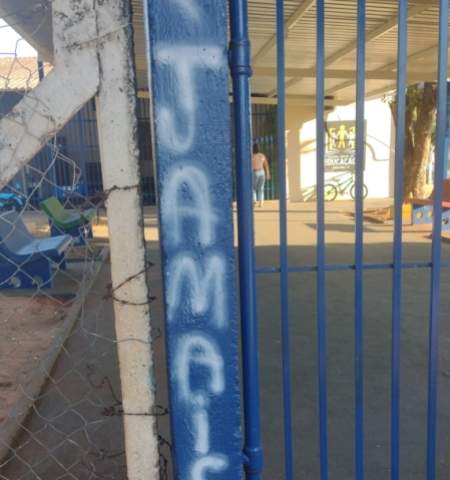 Vândalos fazem pichação em escolinha da Praça João Leite em Andradina