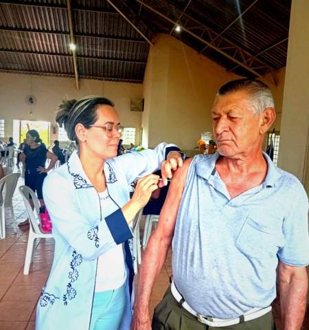 Vacinação contra Influenza reforça cuidado com idosos do grupo Reviver “Melhor Idade” em Castilho