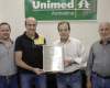 UNIMED ANDRADINA RECEBE PLACA COMEMORATIVA REFERENTE AOS 25 ANOS DA COOPERATIVA