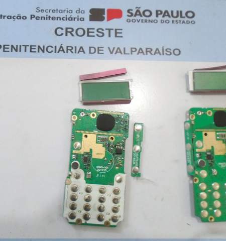 Agentes da Penitenciária de Valparaíso apreendem placas de rádio HT com visita