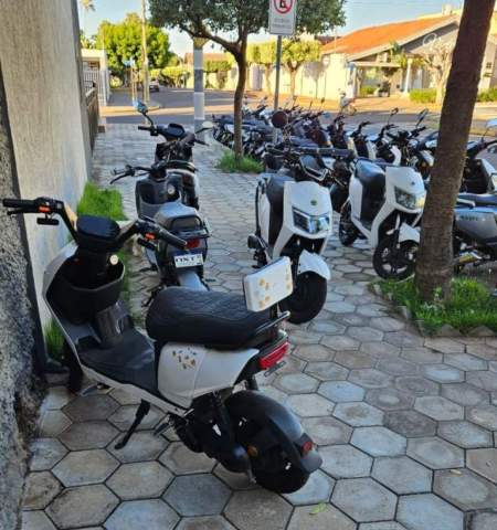 Centro de Andradina enfrenta desordem com bicicletas elétricas e moradores cobram providências