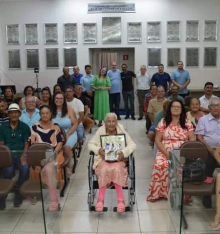 Câmara discute regras para estacionamento de ônibus e vans no centro e homenageia mirandopolense de 110 anos