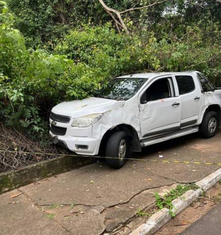 Condutor embriagado invade calçada e danifica alambrado do antigo zoológico de Araçatuba