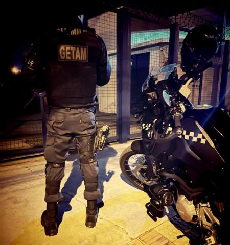 Homem com mandado de prisão é capturado pelo GETAM em Três Lagoas após invadir casa da ex e ameaçá-la com faca