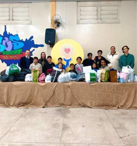 Em Prudente Presidente do SOS Criança Walmir Geralde recebeu doação da Campanha do Agasalho