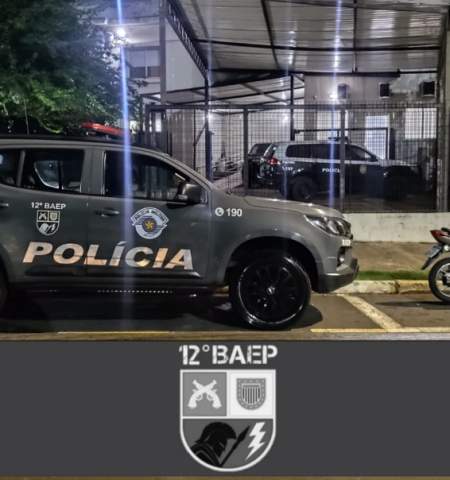 POLICIAIS MILITARES DO 12º BAEP PRENDEM HOMEM ACUSADO DE PORTE ILEGAL DE ARMA DE FOGO E TRÁFICO DE DROGAS EM ARAÇATUBA