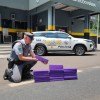 Em Penápolis Polícia Militar Rodoviária prende mulher por tráfico internacional de drogas e apreende tijolos de maconha