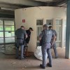 Homem é preso pela Polícia Militar por furto de fiação elétrica em prédio público desativado em Andradina