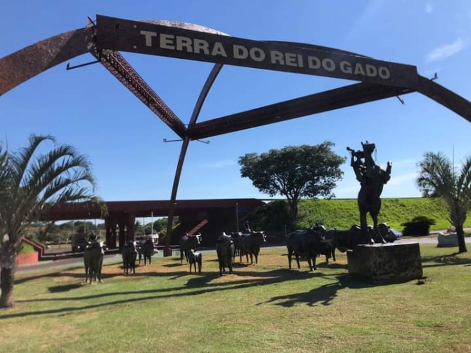 Homenagem à “cultura boiadeira” é eternizada no trevo de Andradina