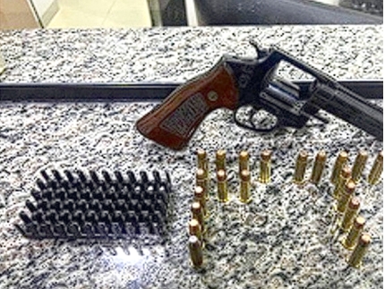 Força Tática de Andradina apreende revolver calibre 38 com munições no bairro Piscina