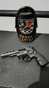 Polícia Militar de Três Lagoas detém homem na Vila Verde com simulacro de arma de fogo