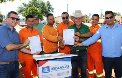 Em Três Lagoas ordem de serviço que leva drenagem e asfalto para Jardim Acácias é assinada pelo prefeito Angelo Guerreiro