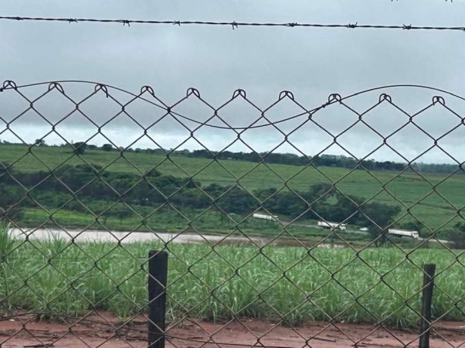 Açude ameaça romper e força interdição parcial da Rodovia da Integração em Andradina