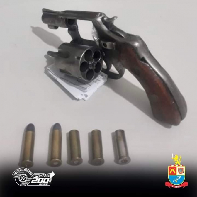 POLÍCIA MILITAR ABORDA INDIVÍDUO QUE ESTAVA COM ARMA DE FOGO NO CARRO EM PENÁPOLIS