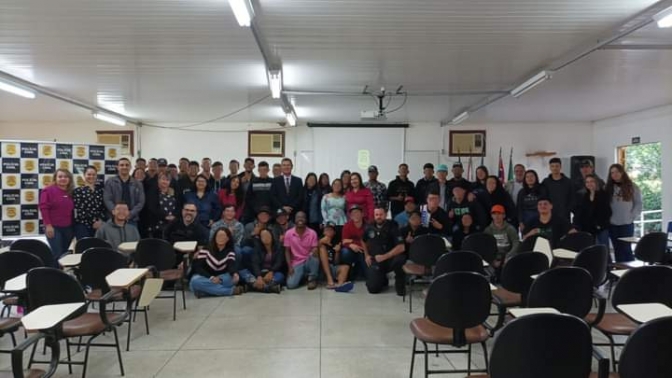 DELEGADO SECCIONAL DE POLÍCIA MINISTRA PALESTRA EM ESCOLA TÉCNICA DE ADAMANTINA