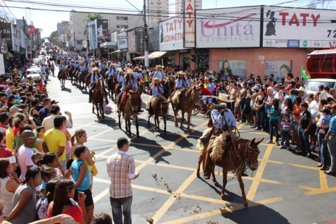 Cavalgada Entre Amigos percorre ruas da Terra do Rei do Gado