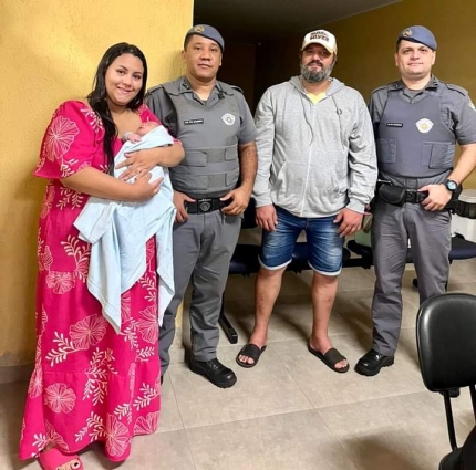 POLICIAIS MILITARES DE MIRANDOPOLIS SALVAM CRIANÇA ENGASGADA