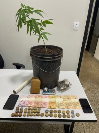 Homem é Preso pela Polícia Militar por Tráfico de Drogas no Bairro Centro em Itapura