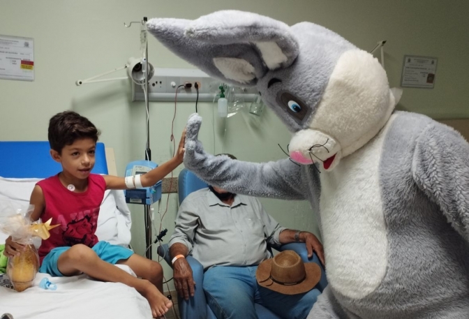 Pacientes da Santa Casa de Araçatuba recebem chocolates em ação realizada por voluntários
