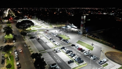Em Três Lagoas Prefeito Guerreiro inaugura iluminação do estacionamento da Feira Central e anuncia licitação para a climatização