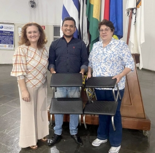 Rotary Clube Leste doa escadas para leitos à Santa Casa de Araçatuba
