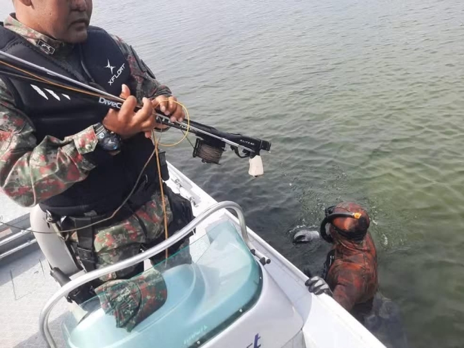 HOMEM É AUTUADO PELA POLÍCIA AMBIENTAL DE TRÊS LAGOAS POR PESCA SUBAQUÁTICA ILEGAL NO RIO PARANÁ