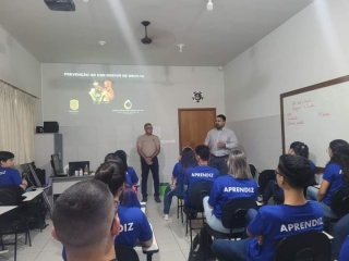 POLÍCIA CIVIL MINISTRA PALESTRA PARA JOVENS APRENDIZES DO PROGRAMA DE QUALIFICAÇÃO E APRENDIZAGEM EM JUNQUEIRÓPOLIS