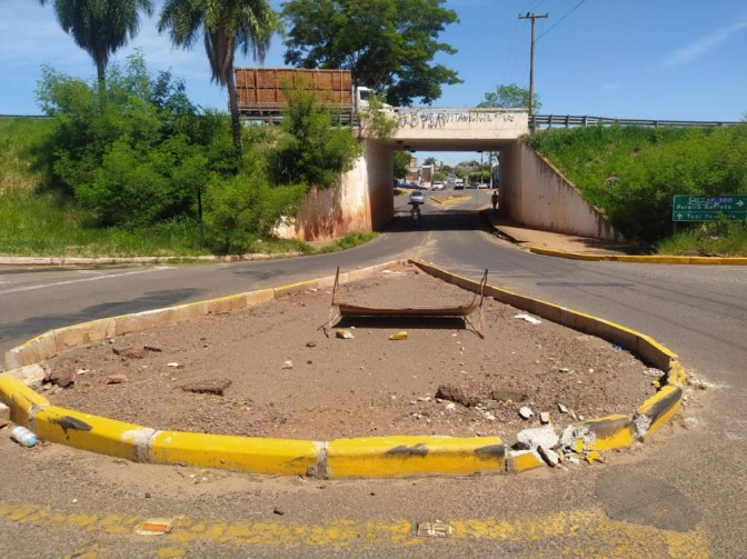 Prefeitura de Andradina ignora notificação do DER e rotatória do Santa Cecília segue abandonada