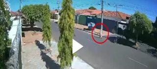 COVARDIA: Vídeo mostra idosa caindo ao ter bolsa arrancada por ladrão em Três Lagoas