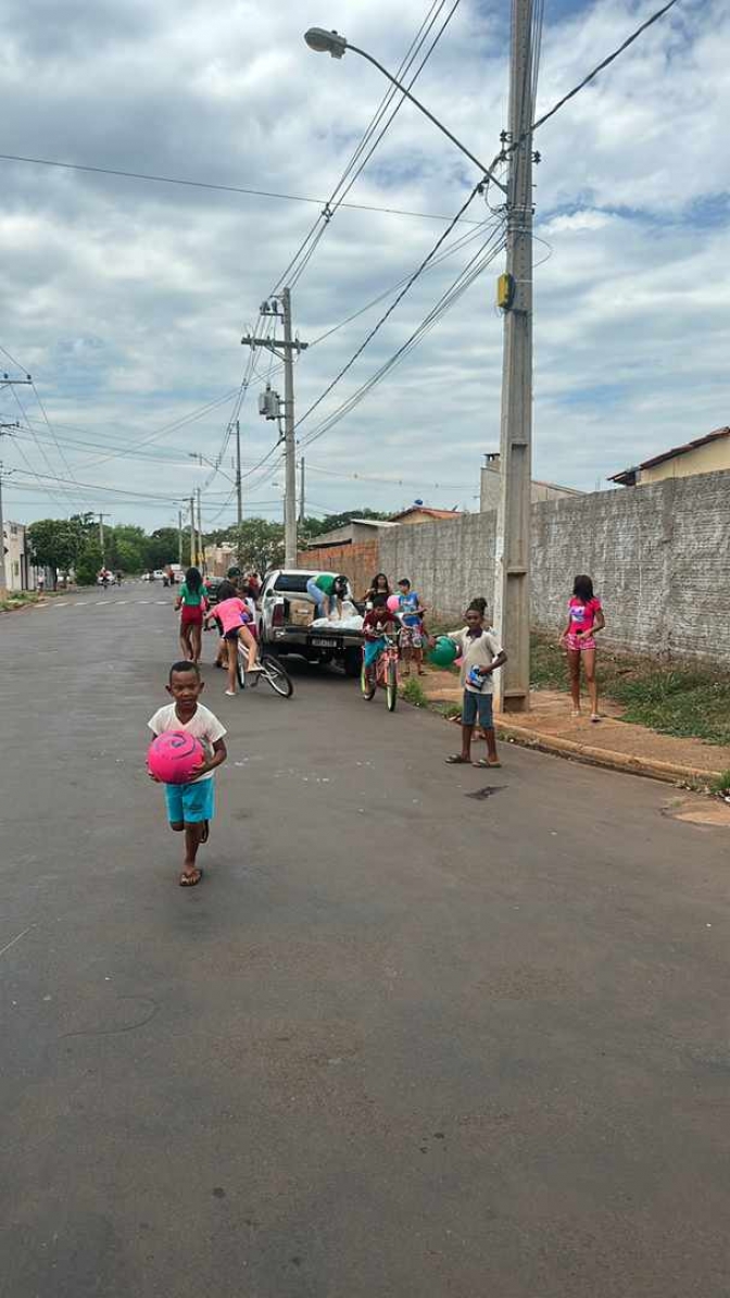 Crianças da Vila Mineira e Bairro Castanheira recebem presente de dia das crianças em Andradina