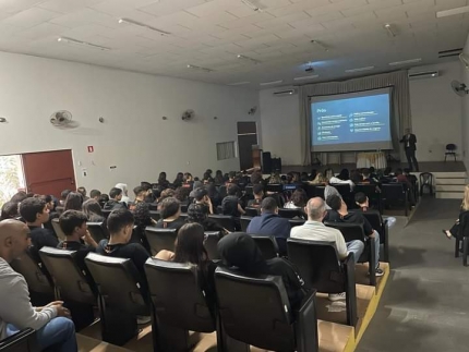 POLÍCIA CIVIL MINISTRA PALESTRA SOBRE CRIMES CIBERNÉTICOS E ECONOMIA REGIONAL EM COLÉGIO DE PRESIDENTE VENCESLAU