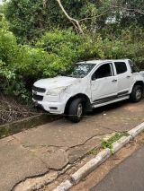 Condutor embriagado invade calçada e danifica alambrado do antigo zoológico de Araçatuba