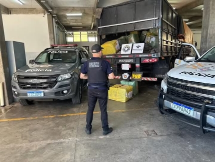 EM DRACENA NA SP 294 FISCALIZAÇÃO APREENDE CARGA DE ÓCULOS, PERUCAS, COSMÉTICOS E CLAREADOR DE DENTES